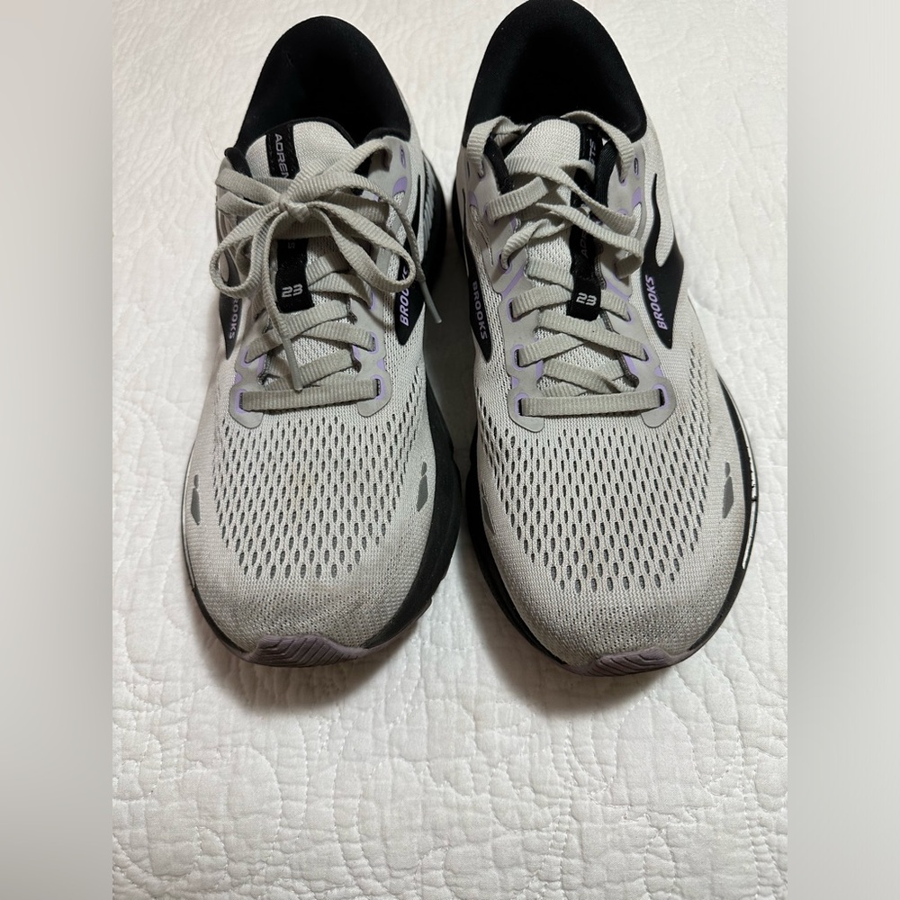 Brooks women’s Adrenaline GTS 9.5 narrow running shoes. Great condition.